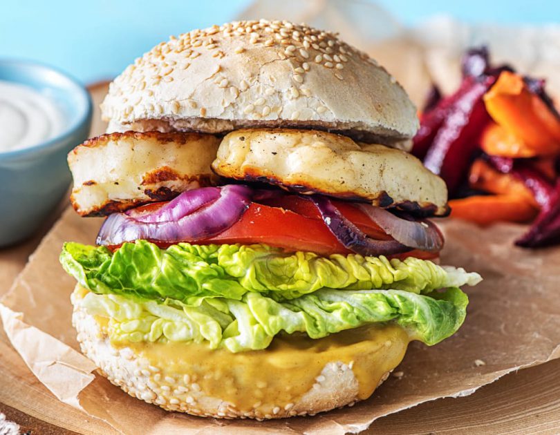 Halloumi-Burger mit Karotten-Bete-Sticks