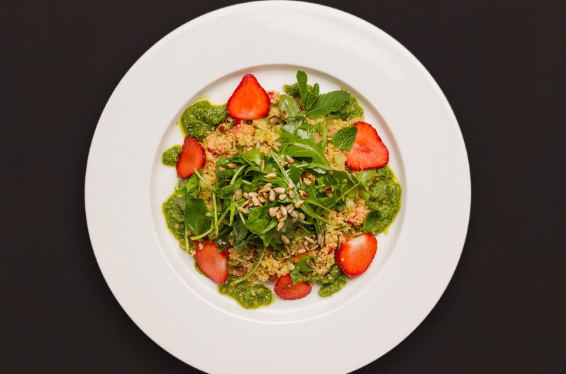 Erdbeer-Minz-Couscous mit Sonnenblumenkernen und Rucolapesto