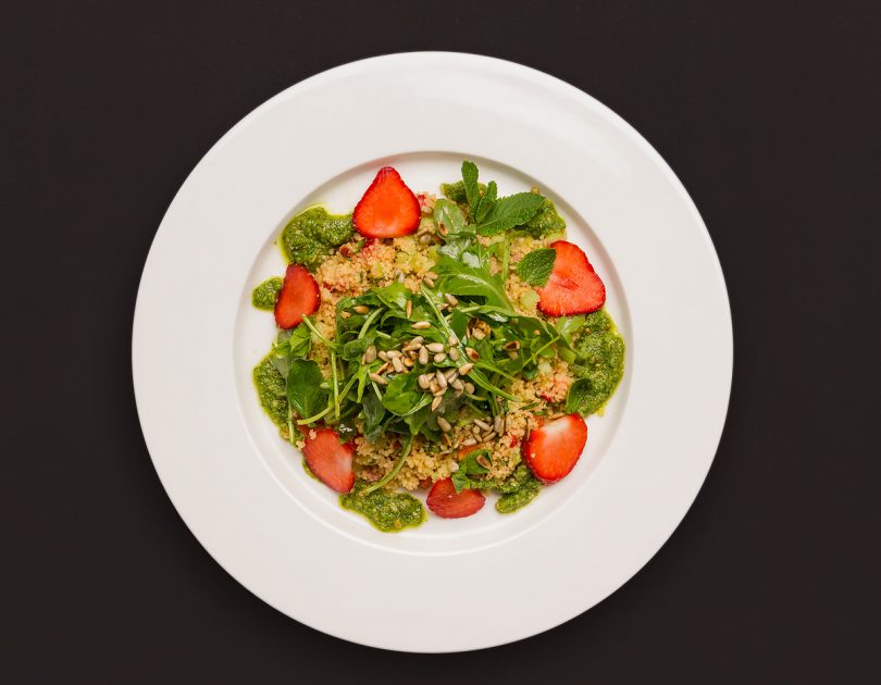 Erdbeer-Minz-Couscous mit Sonnenblumenkernen und Rucolapesto