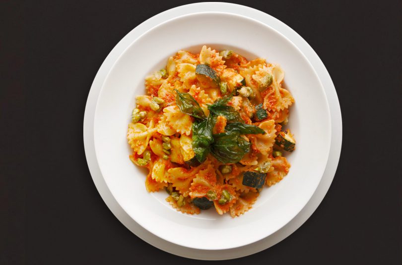Farfalle mit Pesto rosso, frittiertem Basilikum und Pistazienkrokant