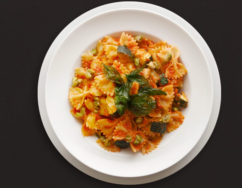 Farfalle mit Pesto rosso, frittiertem Basilikum und Pistazienkrokant