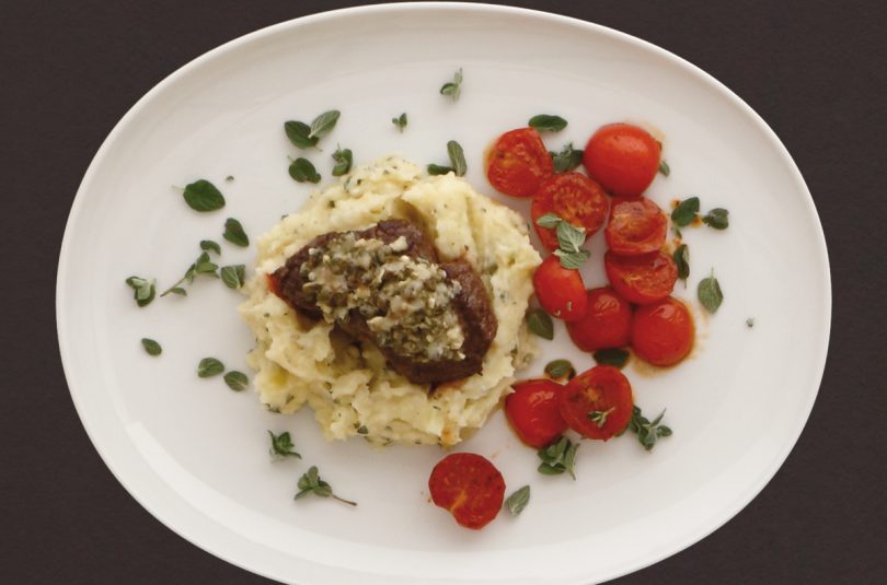 Rinderfilet in Kapernkruste auf Kartoffelstampf