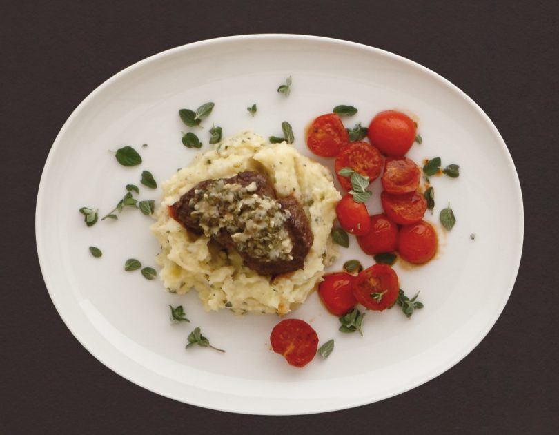 Rinderfilet in Kapernkruste auf Kartoffelstampf
