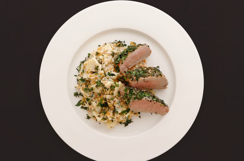 Schweinefilet im Kräutermantel mit Apfel-Honig-Linsen