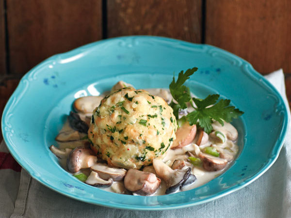 Semmelknödel mit Pilzragout