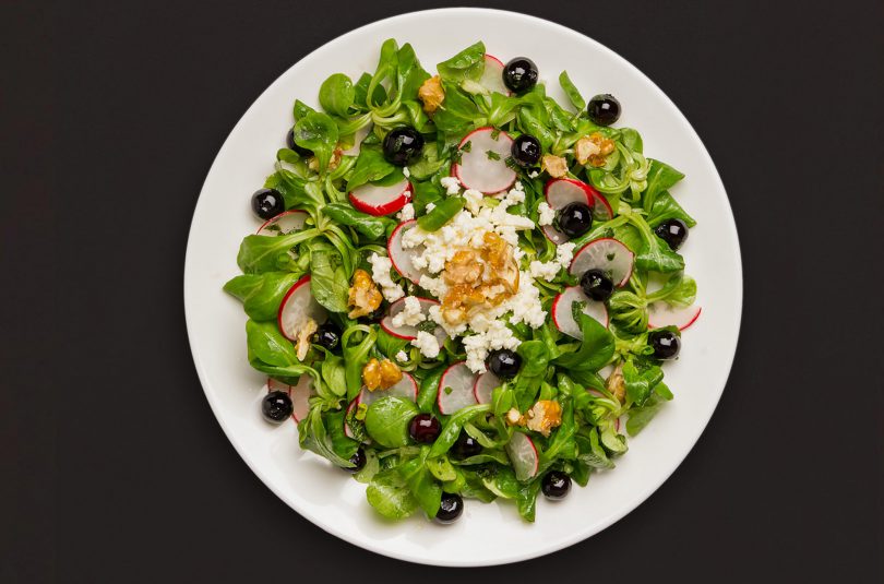 Sommersalat mit frischen Heidelbeeren, Feta und Minz-Vinaigrette