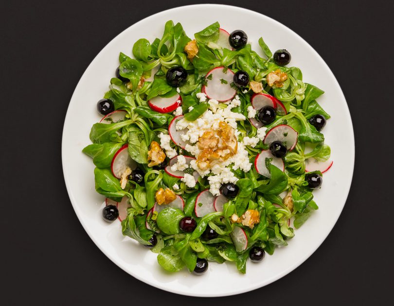 Sommersalat-mit-heidelbeeren Sommersalat mit frischen Heidelbeeren, Feta und Minz-Vinaigrette