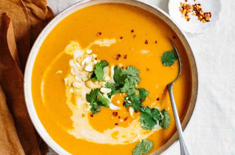 Süßkartoffel-kichererben-Suppe mit Butter-Cashews