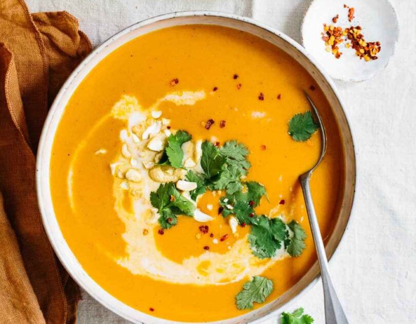 Süßkartoffel-kichererben-Suppe mit Butter-Cashews