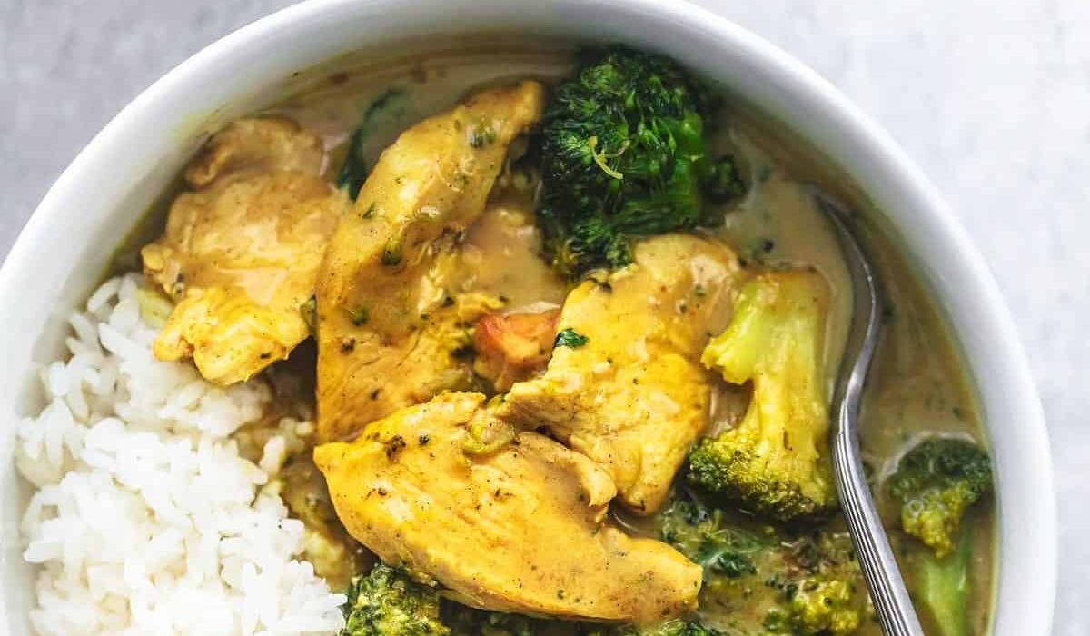 chicken-broccoli-curry-1sm-5 Gebratenes Hähnchen in Limetten Erdnuss Curry
