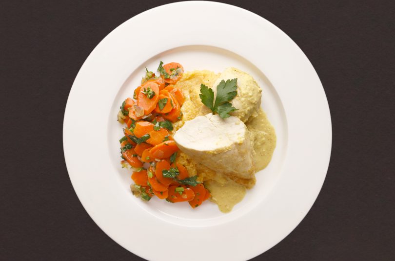 mandel curry sauce pochierte hahnchenbrust In Mandel-Curry-Sauce pochierte Hähnchenbrust
