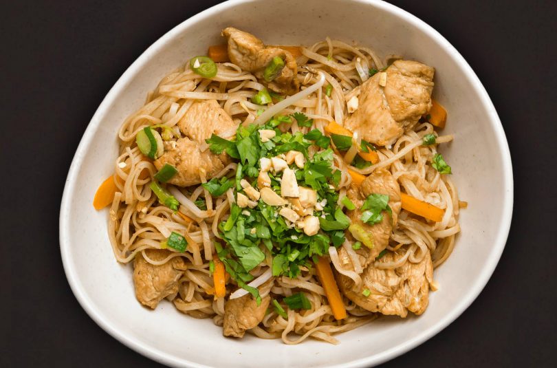 Pad Thai mit Hähnchenbrust, Reisbandnudeln und Koriander