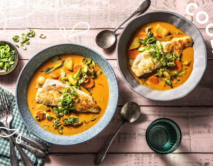 Seelachsfilet auf buntem Gemüsecurry