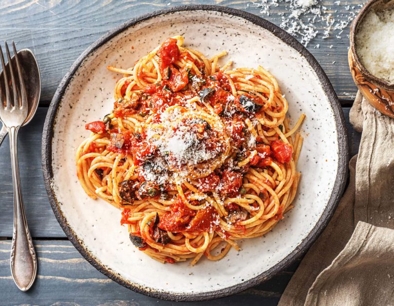 Spaghetti Puttanesca! Pasta mit Kapern