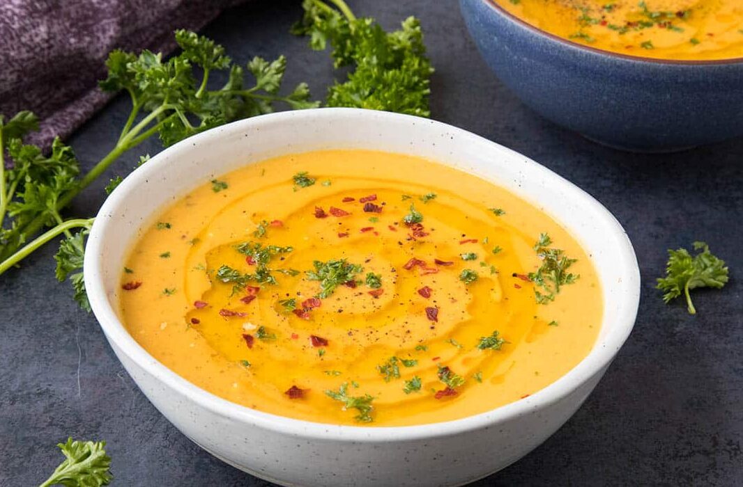 Süßkartoffelsuppe mit Koriander-Limetten-Shrimps