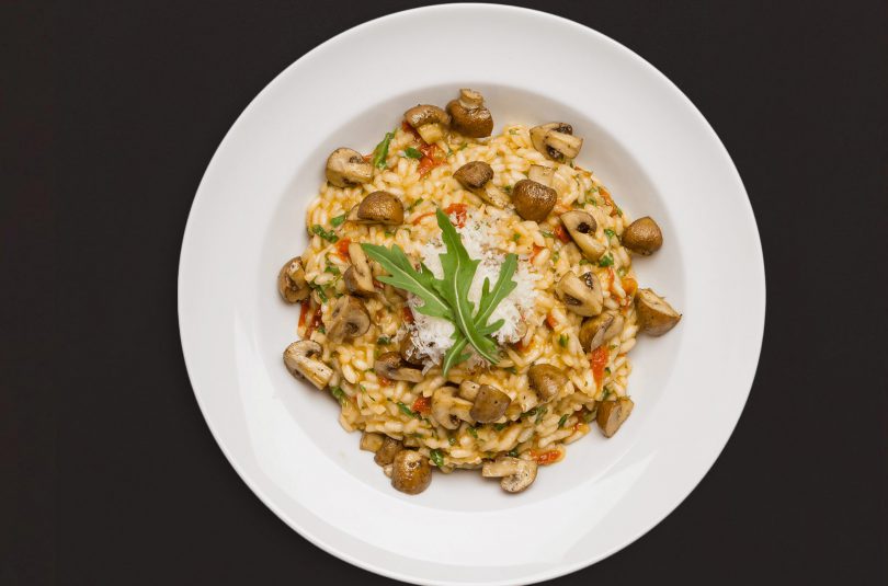 Tomaten-Rucola-Risotto und gebackenen Champignons