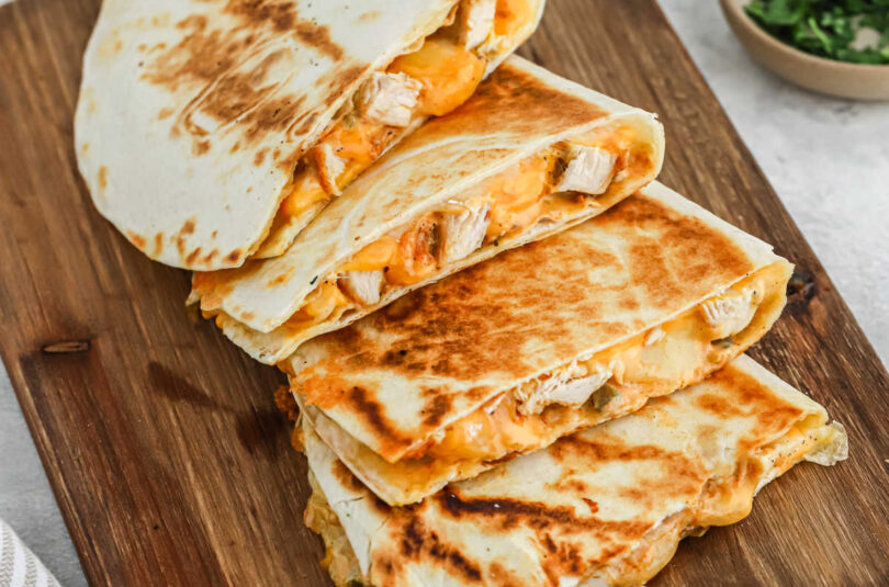Quesadillas mit Hähnchenbrust und Cheddar