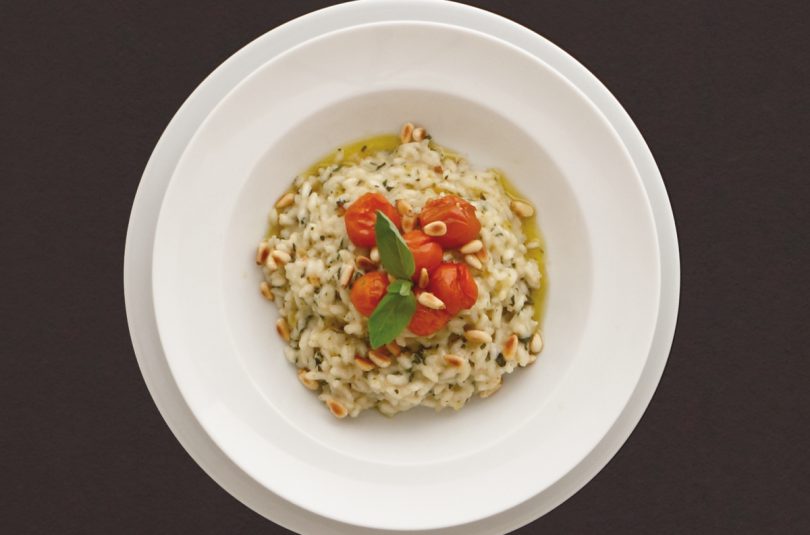 Basilikumrisotto mit geschmorten Tomaten und Pinienkernen