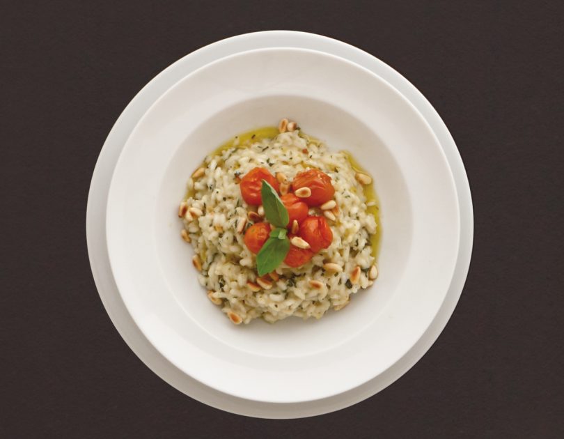 Basilikumrisotto mit geschmorten Tomaten und Pinienkernen
