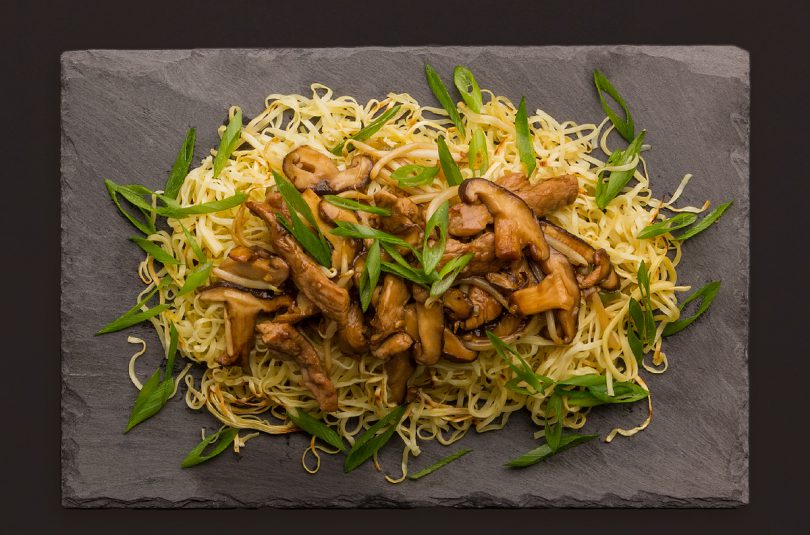 Chow Mein mit Shiitakepilzen und mariniertem Schweinefilet