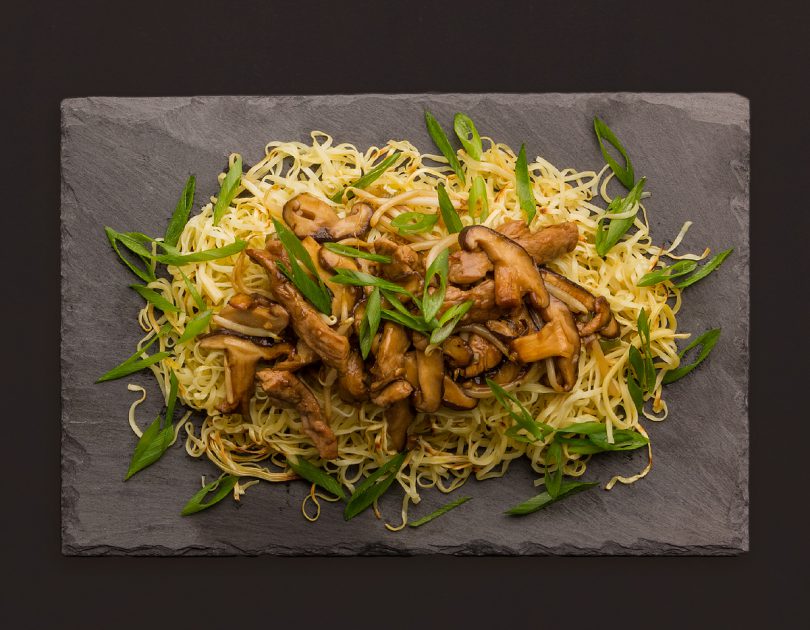 Chow Mein mit Shiitakepilzen und mariniertem Schweinefilet