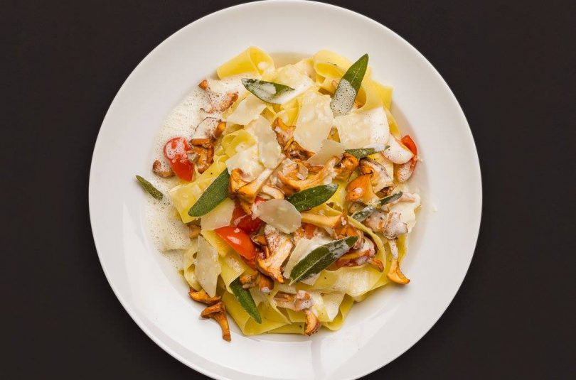 Pappardelle mit Pfifferlingen, Salbei und Zitronenschaum