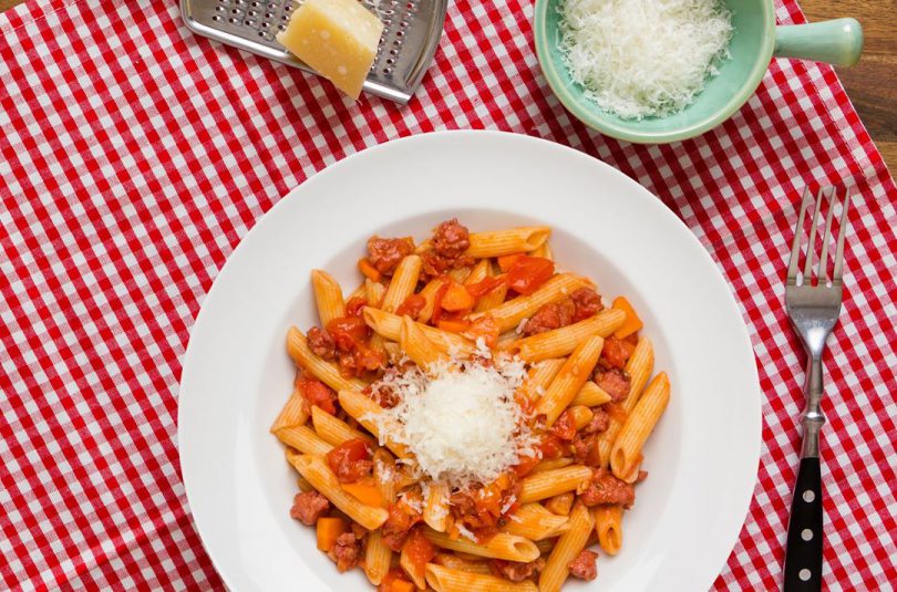 Penne Rigate in Salsiccia-Bolognese mit Lorbeer und Parmesan