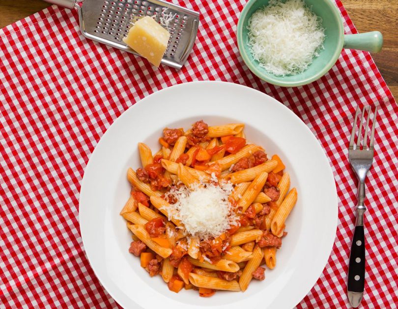 Penne Rigate in Salsiccia-Bolognese mit Lorbeer und Parmesan