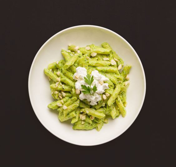 Penne in Avocadocreme mit Ziegenfrischkäse und Mandeln