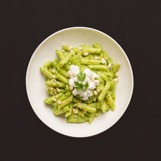 Penne in Avocadocreme mit Ziegenfrischkäse und Mandeln
