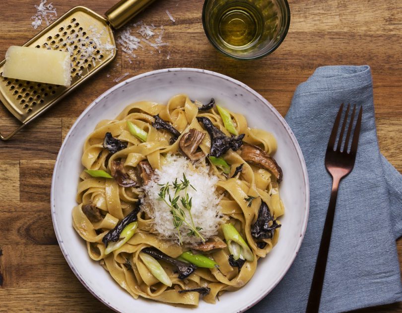 Fettuccine mit Steinpilzen in Parmesan-Weißwein-Sauce