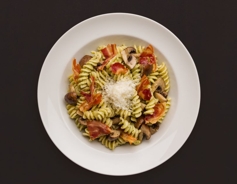 Fusilli in Kräuter-Walnuss-Pesto