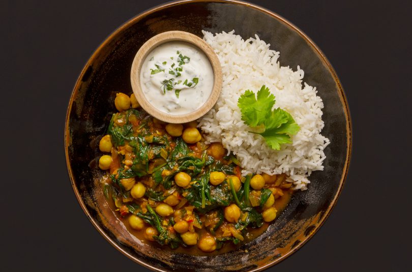 Chana Masala mit Kichererbsen, Spinat und Koriander-Joghurt