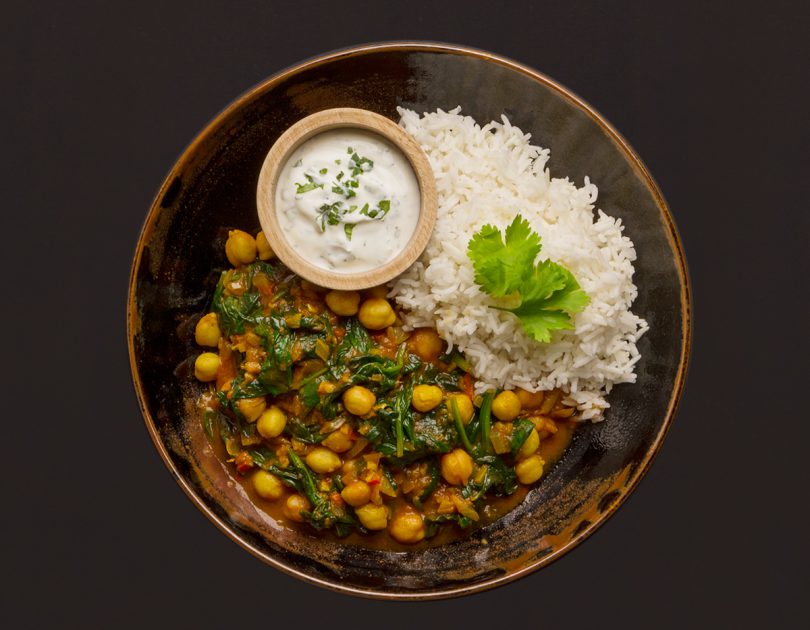 Chana Masala mit Kichererbsen, Spinat und Koriander-Joghurt