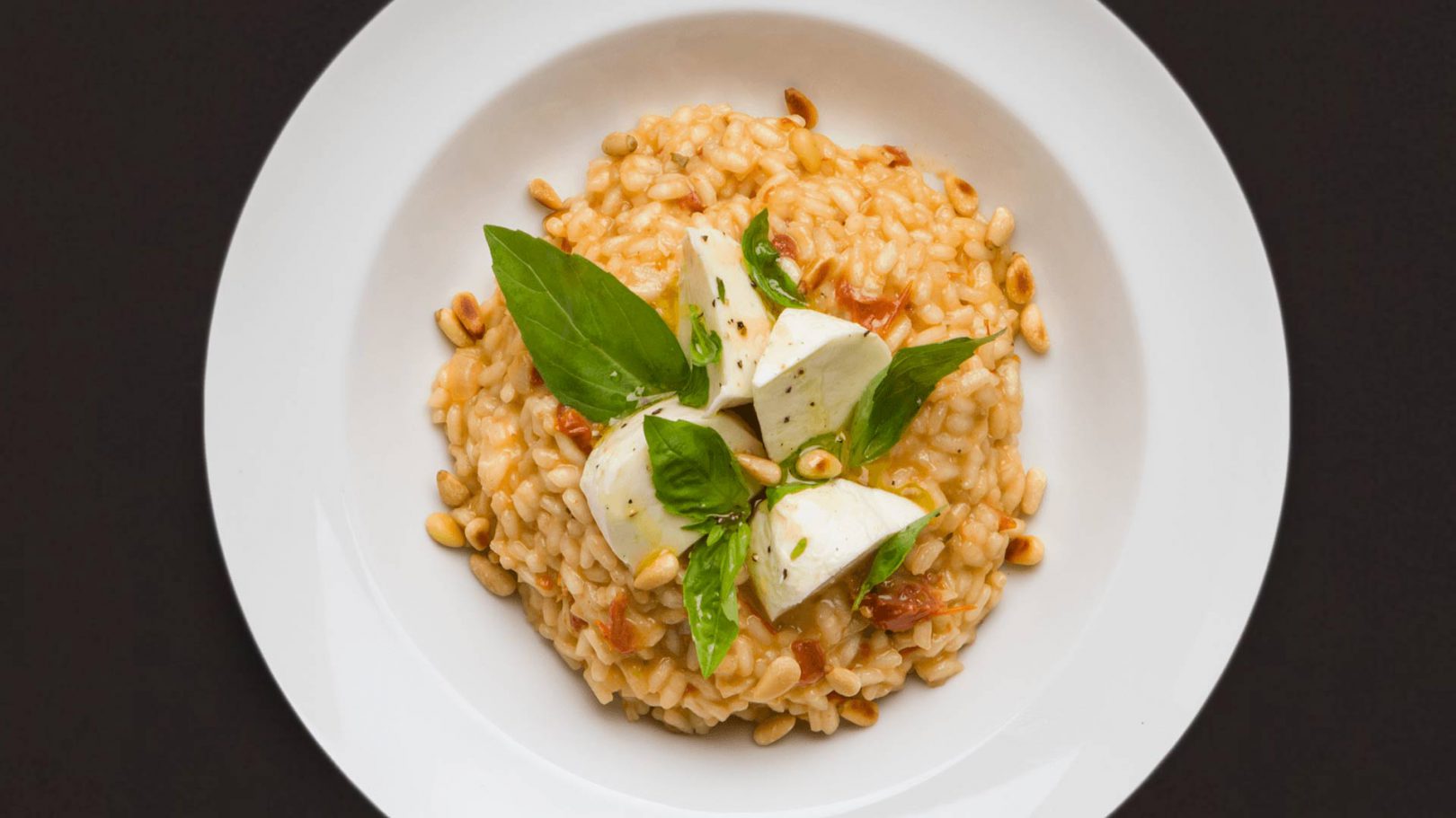 pinienkern-Risotto Pinienkern-Risotto mit Tomaten, Basilikum und mariniertem Mozzarella