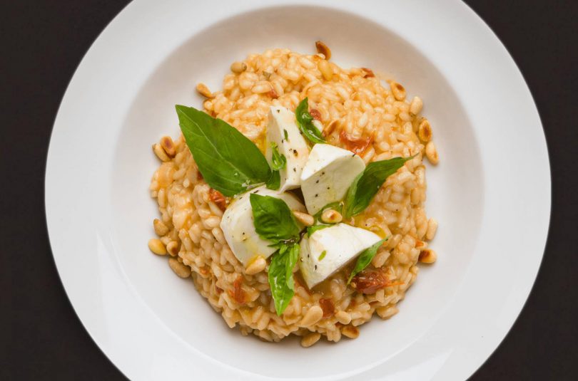 Pinienkern-Risotto mit Tomaten, Basilikum und mariniertem Mozzarella