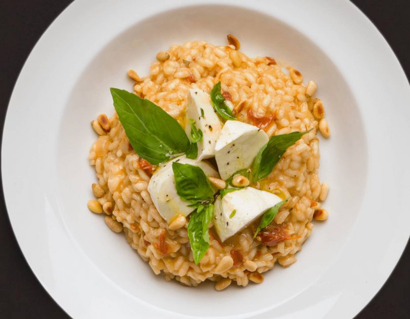 Pinienkern-Risotto mit Tomaten, Basilikum und mariniertem Mozzarella