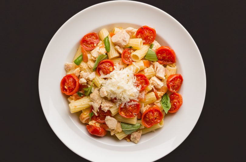 Rigatoni al Tonno Bianco mit Basilikum und gegrillten Tomaten