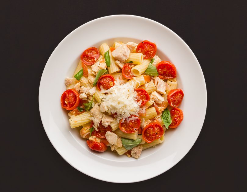 Rigatoni al Tonno Bianco mit Basilikum und gegrillten Tomaten