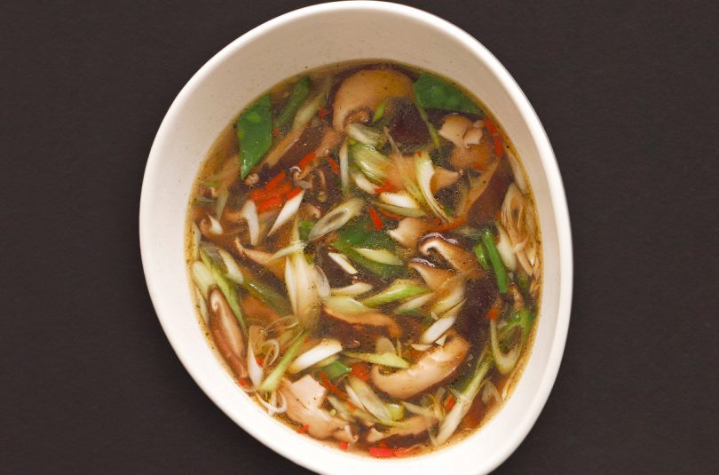 Asiatische Hühnersuppe mit Shiitakepilzen und Pak Choi