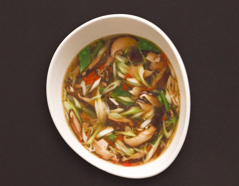 Asiatische Hühnersuppe mit Shiitakepilzen und Pak Choi