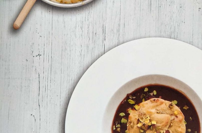 Birnen-Grieß-Küchlein mit warmer Schokoladen-Karamellsauce