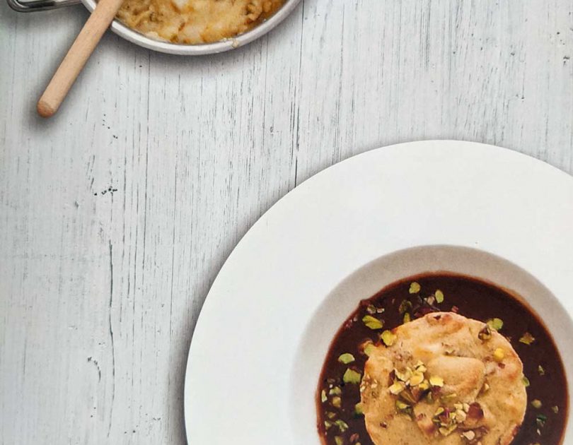 Birnen-Grieß-Küchlein mit warmer Schokoladen-Karamellsauce
