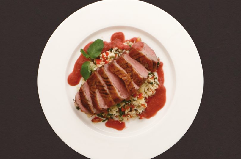 Knusprige Entenbrust mit fruchtiger Pflaumensauce und Couscous-Taboulé