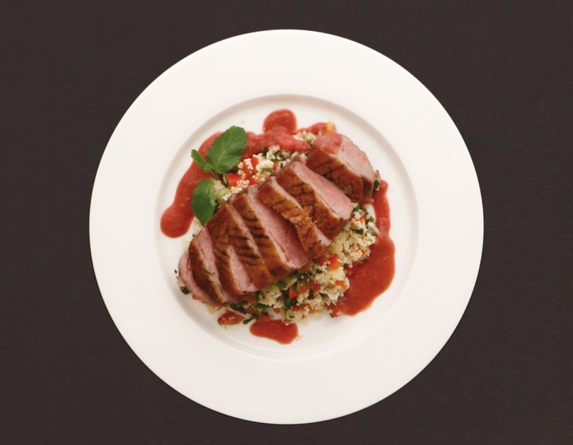 Knusprige Entenbrust mit fruchtiger Pflaumensauce und Couscous-Taboulé