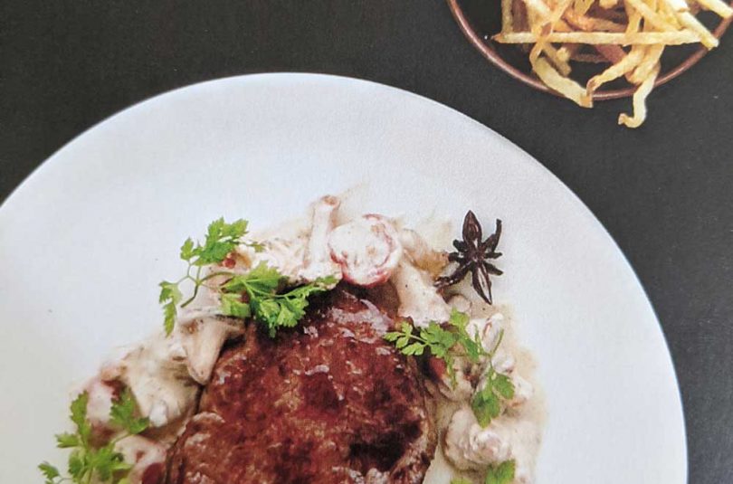 Entrecôte mit Pommes Allumettes und frischen Pfifferlingen