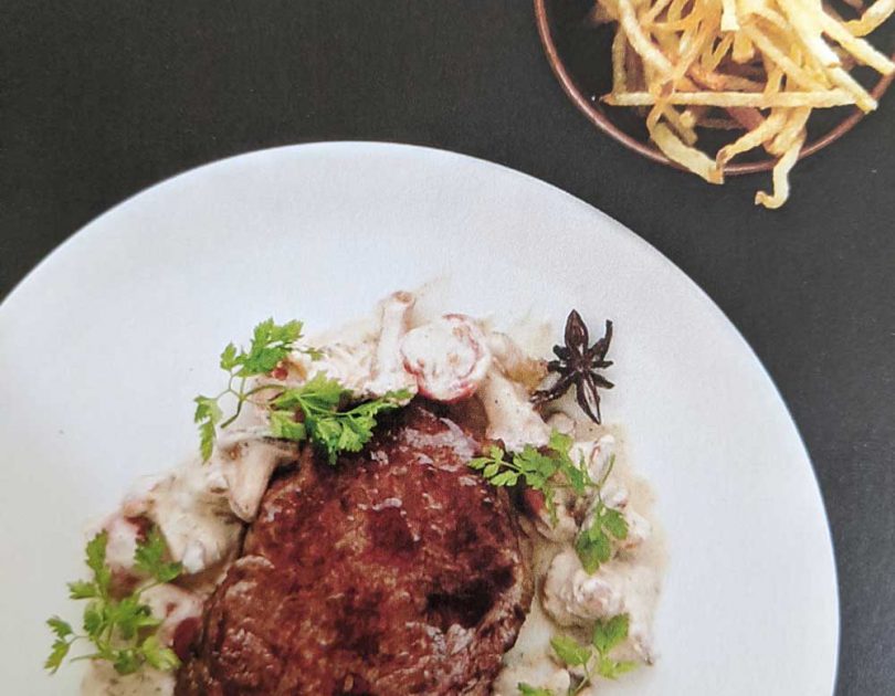 Entrecôte mit Pommes Allumettes und frischen Pfifferlingen