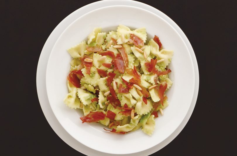 Farfalle in Avocado-Zitronen-Crème mit Pancetta und Pinienkernen