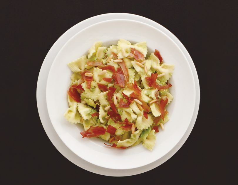 Farfalle in Avocado-Zitronen-Crème mit Pancetta und Pinienkernen
