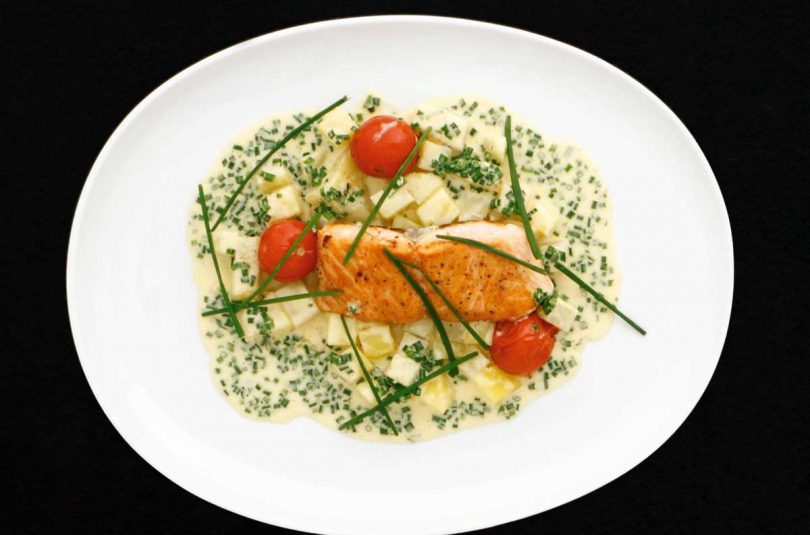 Gebratenes Lachsfilet auf Kohlrabigemüse und Schnittlauch-Beurre-Blanc